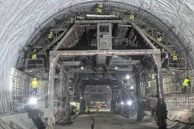 西安至延安高速铁路9座高风险隧道全部贯通